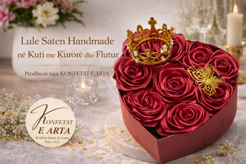 Lule Saten Handmade në Kuti me Kurorë dhe Flutur nga KONFETAT E ARTA, kuti me lule saten handmade, dhuratë me lule saten, lule artificiale saten, dhuratë romantike, dekor me lule në kuti, dhuratë e personalizuar me lule dekorative