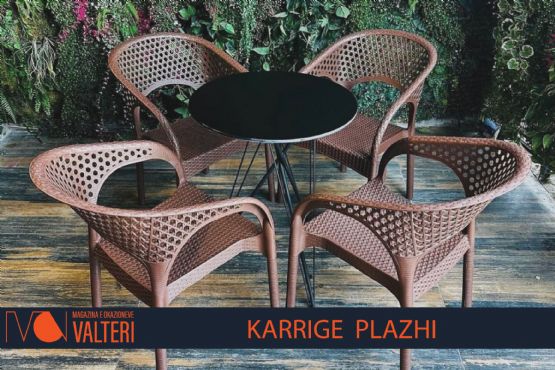 Shiten komplete karrigesh plastike, Karrige plastike te perdorura, Karrige plastike me shumice, Karrige plastike per lokale, Karrige plastike per ambient te jashtem, Karrige plastike transparente, Karrige tavolina plastike