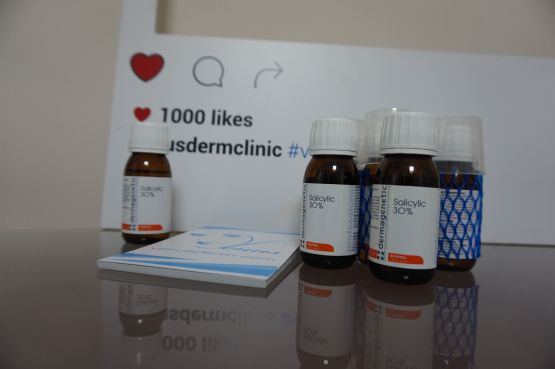 Piling kimik per trajtimin e aknes dhe cikatriceve me acid salicilik nga Dr Brunilda Bardhi, Klinike ne tirane per piling kimik, Klinike ne tirane per trajtimin e aknes nga Klinika Dermatologjike Venus